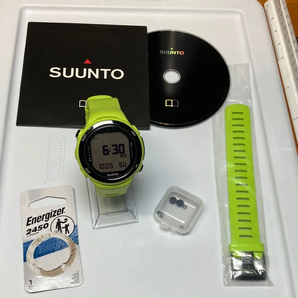 Suunto D4i slime green dive watch, PARTS OR RESTORE, buttons loose, new battery